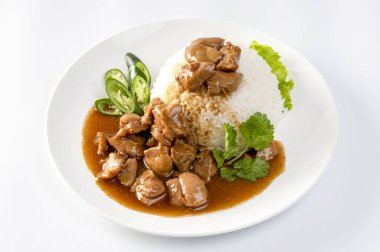 Kahverengi soslu tavuk ya da beyaz arka planda pirinçli sos.