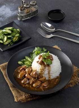 Kahverengi soslu tavuk mu yoksa siyah tabakta pirinç soslu sos mu? Asya usulü.