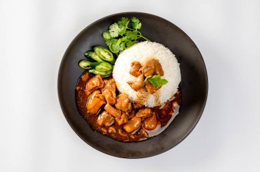 Kahverengi soslu tavuk mu yoksa siyah tabakta pirinç soslu sos mu? Asya usulü.