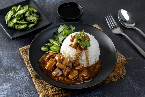 Kahverengi soslu tavuk mu yoksa siyah tabakta pirinç soslu sos mu? Asya usulü.