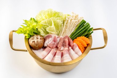 Tencere dibin kara seninki benden kara, seninki benden kara.