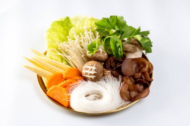 Karışık sebzeler Shabu beyaz arka planı