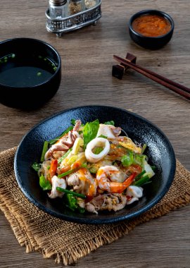 Kızarmış sukiyaki domuz eti ve sebze ve sukiyaki soslu deniz ürünleri, Tayland sokak yemekleri.