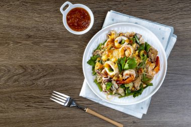 Kızarmış sukiyaki domuz eti ve sebze ve sukiyaki soslu deniz ürünleri, Tayland sokak yemekleri.