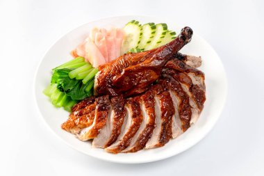 Kızarmış ördek, salatalık, Çin lahanası ve zencefil turşusuyla servis edilir.