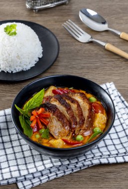 KAENG Ped YANG 'ı aradı. Ananaslı kızarmış ördek, tatlı fesleğen yaprağı ve kırmızı körili kırmızı biber, Tayland usulü.