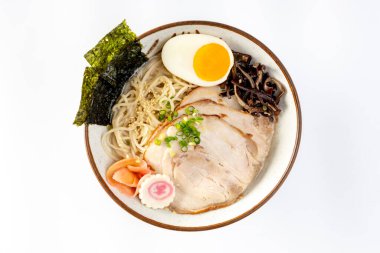 Beyaz arka planda Tonkotsu Char Siu Pork Japon eriştesi.