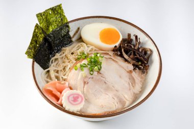Beyaz arka planda Tonkotsu Char Siu Pork Japon eriştesi.