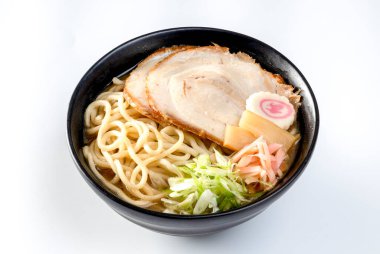 Domuz eti ve yumurtalı Shoyu eriştesi Japon yemeği stili.