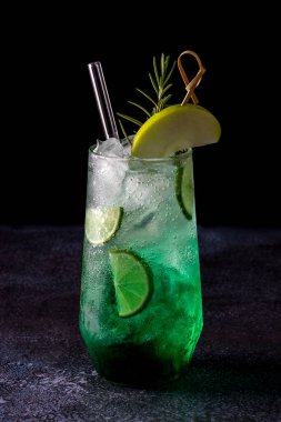 Yeşil Elma Limonlu Soda Siyah Taş Arkaplanda Meyve Kokteyli