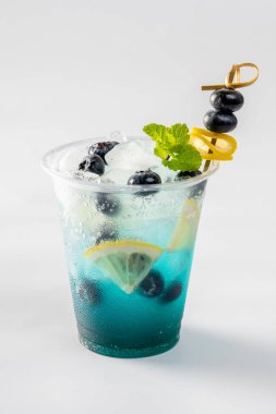 Yabanmersini kokteyli, limon, beyaz arka planda soda.