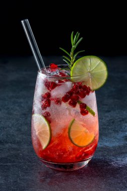 Nar suyu, limon, siyah arka planda soda.