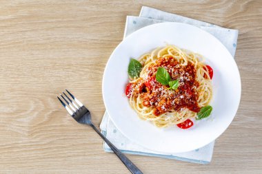 Domates soslu makarna, fesleğen, yiyecek. İtalyan Foo