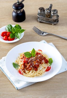 Domates soslu makarna, fesleğen, yiyecek. İtalyan Foo