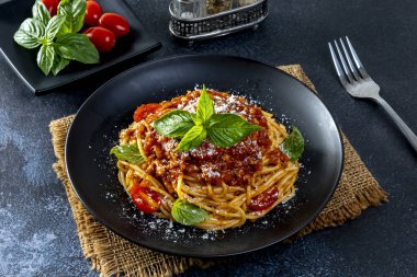 Kıyma soslu makarna, domates, parmesan peyniri ve taze fesleğen.