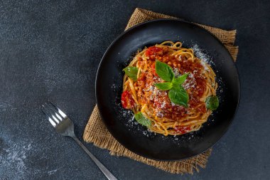 Kıyma soslu makarna, domates, parmesan peyniri ve taze fesleğen.
