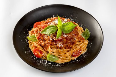 Kıyma soslu makarna, domates, parmesan peyniri ve taze fesleğen.