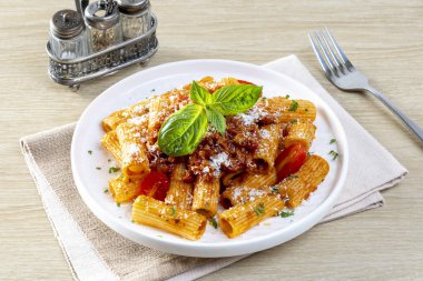 Klasik İtalyan makarnası penne alla arrabiata fesleğenli ve taze rendelenmiş parmesan peynirli. 