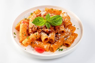 Klasik İtalyan makarnası penne alla arrabiata fesleğenli ve taze rendelenmiş parmesan peynirli. 