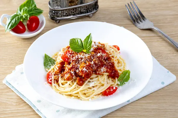 Domates soslu makarna, fesleğen, yiyecek. İtalyan Foo