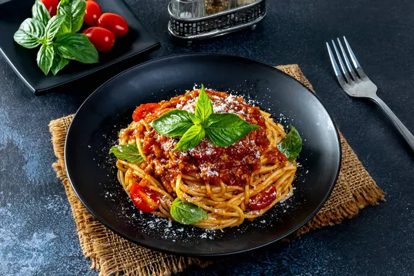 Kıyma soslu makarna, domates, parmesan peyniri ve taze fesleğen.