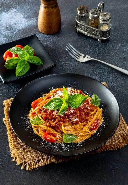 Kıyma soslu makarna, domates, parmesan peyniri ve taze fesleğen.