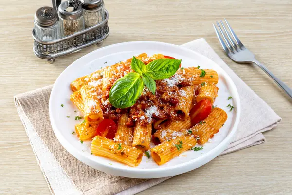 Klasik İtalyan makarnası penne alla arrabiata fesleğenli ve taze rendelenmiş parmesan peynirli. 