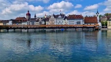 Lucerne 'in panoramik manzarası (Luzern) ve ünlü Chapel ahşap köprüsü. İsviçre seyahati ve işaretleri.