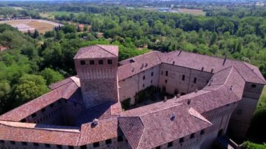 İtalya 'nın ortaçağ kaleleri, Parma yakınlarındaki Castello di Montechiarugolo. Hava aracı görüntüleri.