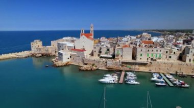 Geleneksel İtalya. Beyaz köyleri ve renkli balıkçı tekneleri olan Atmosferik Puglia bölgesi. Giovinazzo kasabası, Bari bölgesi. Havadan kuş bakışı