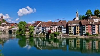 İsviçre 'nin romantik, güzel adımları. Rhein nehrinin üzerindeki Laufenburg kasabası. Popüler turizm merkezi, Almanya sınırı