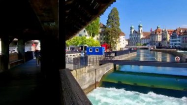 Kanalları ve köprüleri olan zarif Lucerne (Luzern) kasabası. İsviçre seyahati ve işaretleri