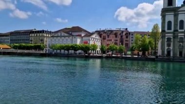 Kanalları ve köprüleri olan zarif Lucerne (Luzern) kasabası. İsviçre seyahati ve işaretleri