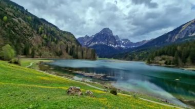 İnanılmaz İsviçre Alpleri manzarası. picturesque dağ gölü Obersee