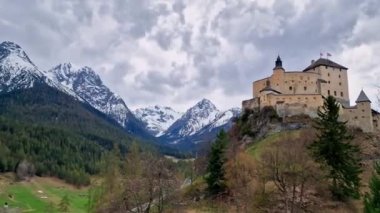 İsviçre Alpleri, Canton Grisonları veya Graubuendon, İsviçre 'deki inanılmaz ortaçağ şatosu Tarasp ile etkileyici bir dağ manzarası.