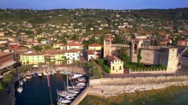 Manzaralı Lago di Garda Gölü. Torri del Benaco 'nun klibi. Ortaçağ köyü ve kalesi. İtalya, Verona Eyaleti