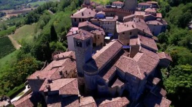 Vigoleno 'nun ortaçağ insansız hava aracı videosu. Şato ve küçük sevimli köy manzarası. Emilia Romagna, İtalya seyahati ve simgeleri