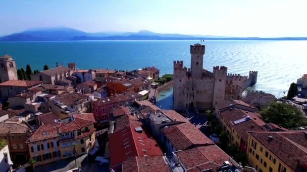 意大利最美丽的湖泊之一拉戈 加尔达 Lago Garda 从空中俯瞰锡尔米恩镇和中世纪城堡斯卡里格罗 伦巴第 — 图库视频影像