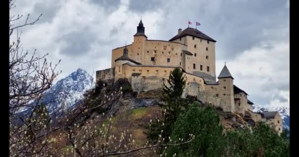 Impressionante Scenario Montano Con Sorprendente Castello Medievale Tarasp Circondato Alpi — Video Stock
