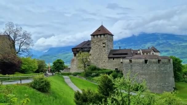 欧洲最有名的中世纪城堡 列支敦士登的瓦杜兹城堡 热门旅游景点 — 图库视频影像