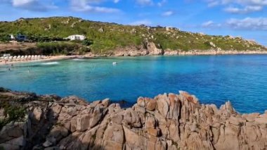 İtalya yaz tatili. Sardegnia adası doğa manzarası. Santa Teresa di Galura, turkuaz deniz ve inanılmaz kaya oluşumlarıyla en güzel plajlardan biridir.