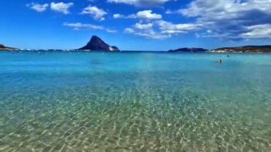 Sardegna, İtalya. Muhteşem ada ve sahil Tavolara 'nın insansız hava aracı videosu. Sardunya Adası İtalya yaz tatili