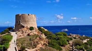 İtalya yaz tatili. Sardegnia adası. Santa Teresa di Galura köyü kuzey tarafında, savunma amaçlı eski kule manzaralı 