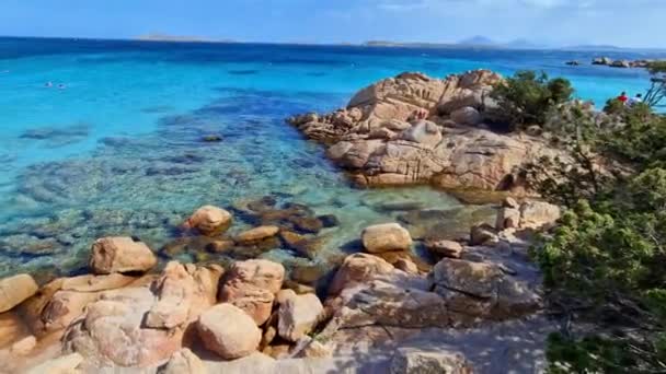意大利的暑假 萨德尔尼亚岛 迷人的翡翠海岸 拥有美丽的海滩 红岩石绿松石海的受欢迎的摩羯座海滩 — 图库视频影像