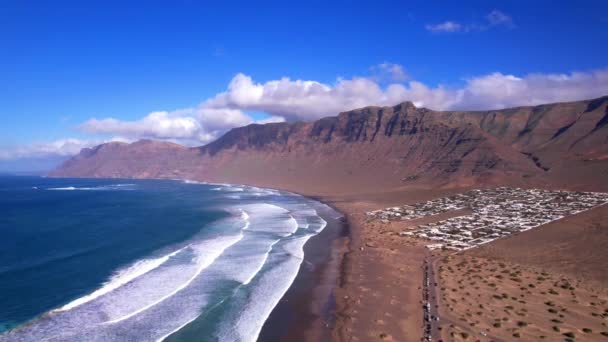 Caleta Famara Zachwycająca Piękna Plaża Wyspy Lanzarote Popualr Dla Surferów — Wideo stockowe
