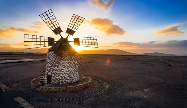 นลมสเปนเหน อพระอาท สถานท องเท ยวของเกาะคานาร Fuerteventura มมองโดรนทางอากาศของเคร องป นลม Tefia — ภาพถ่ายสต็อก