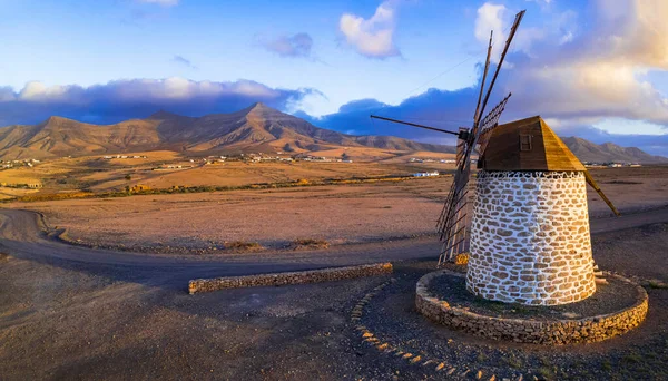Magiska Landskap Landskap Fuerteventura Antenn Drönare Syn Traditionella Väderkvarn Över — Stockfoto
