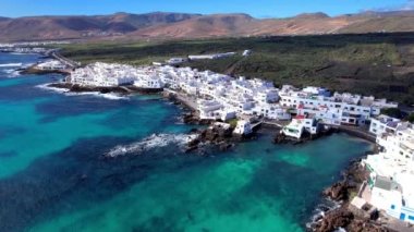 Lanzarote Adası 'nın insansız hava aracı görüntüsü. Beyaz evleri ve doğal yüzme havuzları olan geleneksel Punta Mujeres balıkçı köyü. Kanarya adaları seyahat eder