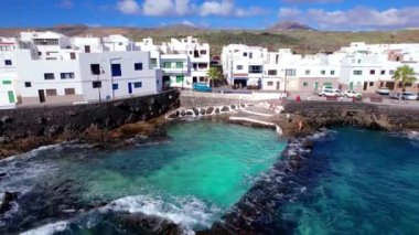 Lanzarote Adası 'nın insansız hava aracı görüntüsü. Beyaz evleri ve doğal yüzme havuzları olan geleneksel Punta Mujeres balıkçı köyü. Kanarya adaları seyahat eder