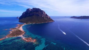 Sardegna, İtalya 'daki Tavolara plajının eritsel insansız hava aracı videosu. Sardunya Adası İtalya yaz tatili